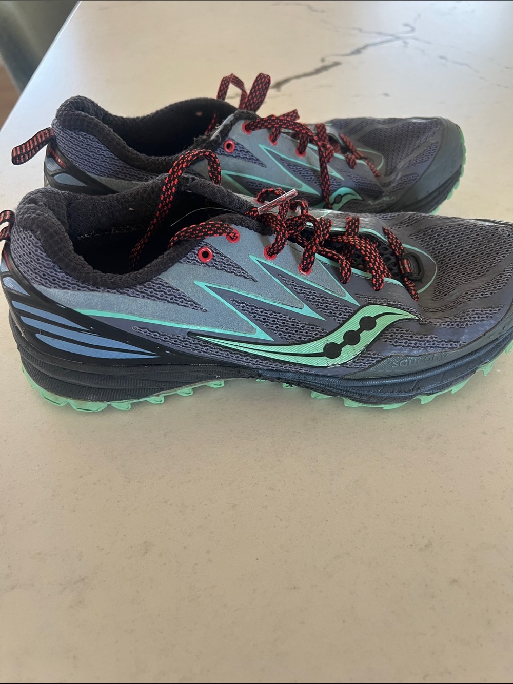 Saucony Peregrine 5 Women's Gray & Mint Green Trail shoe  size 8. Classic shoe.